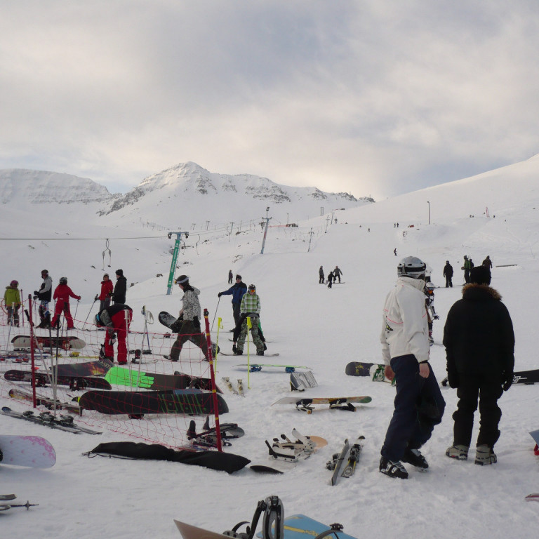 Mikill mannfjöldi við neðsta-svæði
