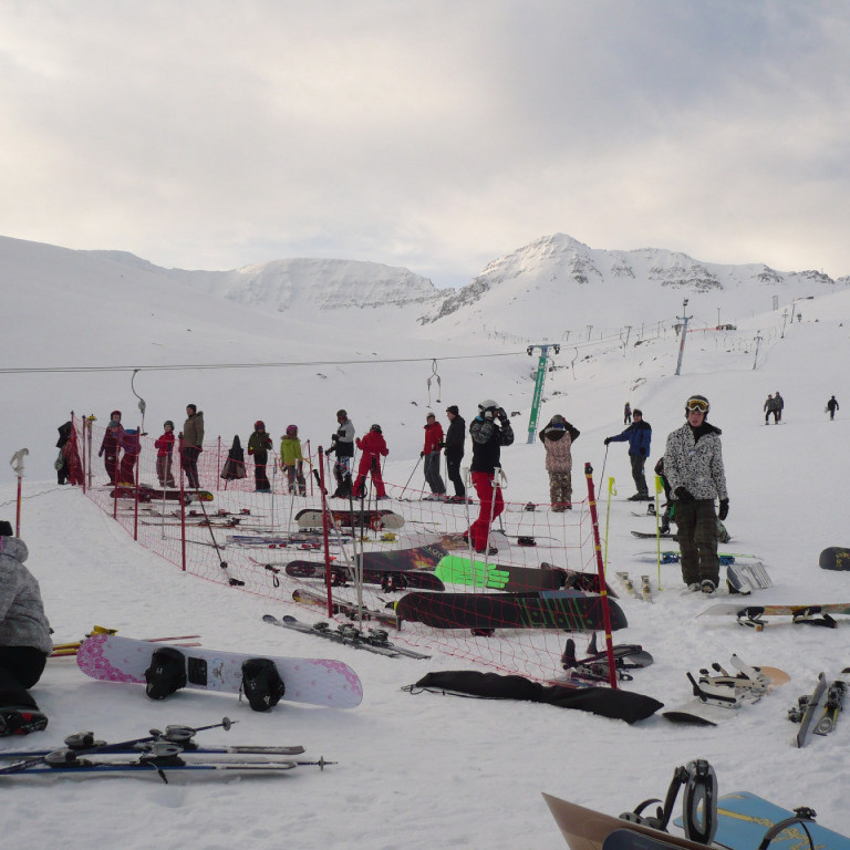 Mikill mannfjöldi við neðstu-lyftu