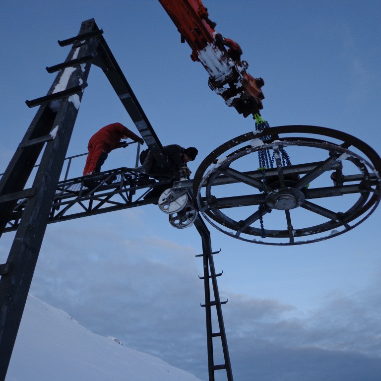 Unnið við að reisa toppstöð á Hálslyftu 26-28/11 2012