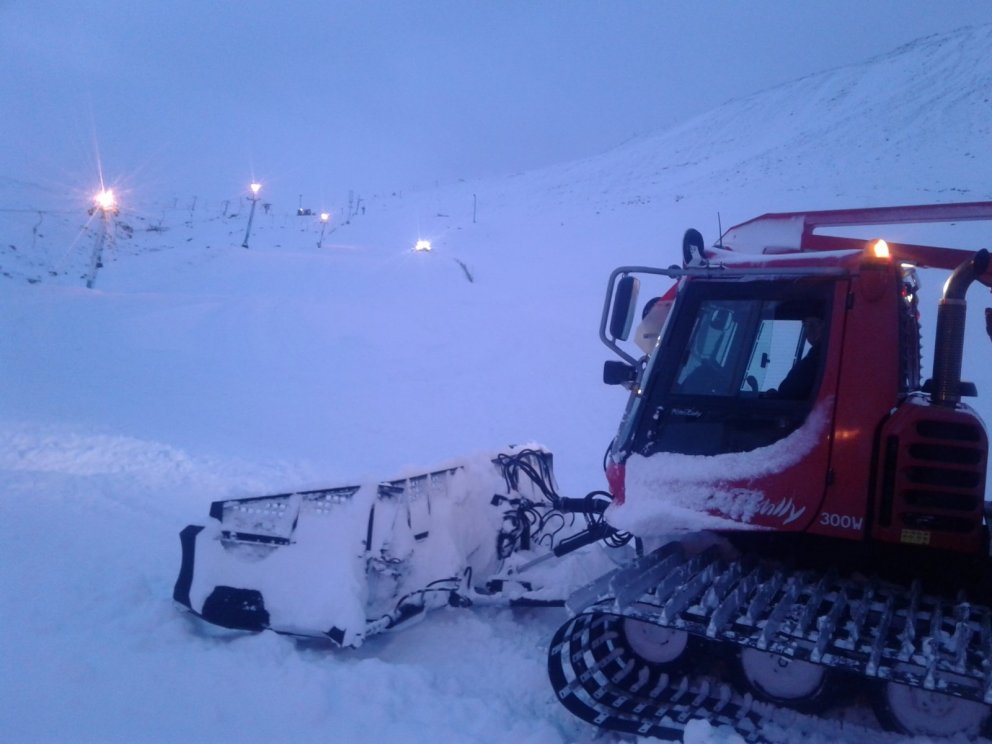 Unnið við að moka snjó á neðstasvæðinu og vonandi opnum við á mánudaginn 16. des