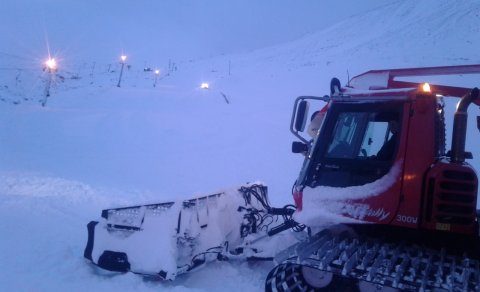 Unnið við að moka snjó á neðstasvæðinu og vonandi opnum við á mánudaginn 16. des